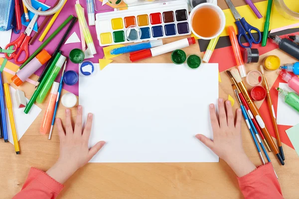 Dessin d'enfant vue du dessus. Poste de travail avec accessoires créatifs. Outils d'art plat pour la peinture . — Photo