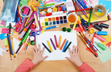 Üstten Görünüm çizim çocuk. Sanat işyeri yaratıcı aksesuarlar ile. Resim için düz yatıyordu sanat araçları.