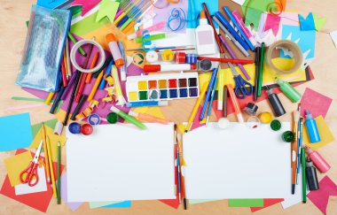 Üstten Görünüm çizim çocuk. Sanat işyeri yaratıcı aksesuarlar ile. Resim için düz yatıyordu sanat araçları.