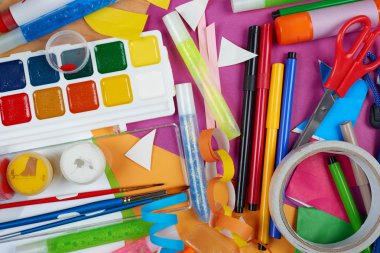 Üstten Görünüm sanat işyeri yaratıcı aksesuarlar ile. Boyama ve çizim için düz yatıyordu sanat araçları