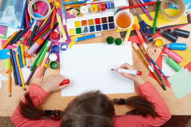 Üstten Görünüm çizim çocuk. Sanat işyeri yaratıcı aksesuarlar ile. Resim için düz yatıyordu sanat araçları.