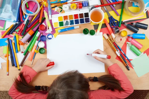 Dessin d'enfant vue du dessus. Poste de travail avec accessoires créatifs. Outils d'art plat pour la peinture . — Photo