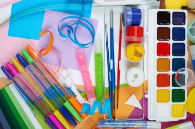 Üstten Görünüm sanat işyeri yaratıcı aksesuarlar ile. Boyama ve çizim için düz yatıyordu sanat araçları