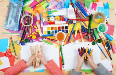 Üstten Görünüm çizim çocuk. Sanat işyeri yaratıcı aksesuarlar ile. Resim için düz yatıyordu sanat araçları.