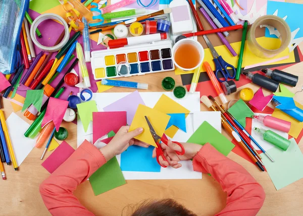 Kind knippen stoffen bovenaanzicht. De werkplek van de illustratie met creatieve accessoires. Plat lag kunst hulpmiddelen voor de spuiter. — Stockfoto