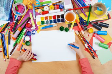 Üstten Görünüm çizim çocuk. Sanat işyeri yaratıcı aksesuarlar ile. Resim için düz yatıyordu sanat araçları.