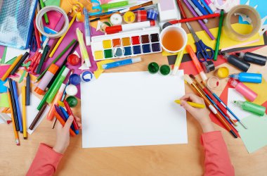 Üstten Görünüm çizim çocuk. Sanat işyeri yaratıcı aksesuarlar ile. Resim için düz yatıyordu sanat araçları.