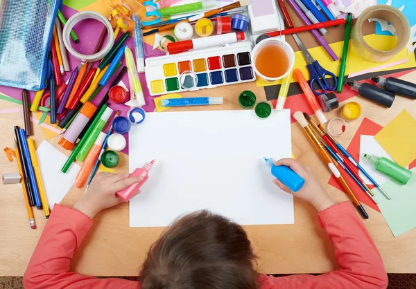 儿童画顶视图。工作场所的图稿与创意配件。平躺的艺术绘画工具. — 图库照片