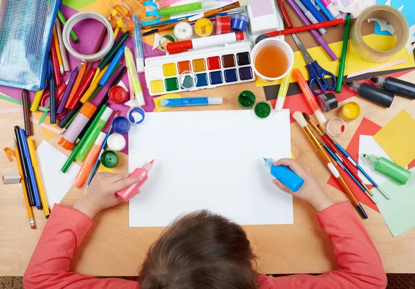 Dessin d'enfant vue du dessus. Poste de travail avec accessoires créatifs. Outils d'art plat pour la peinture . — Photo