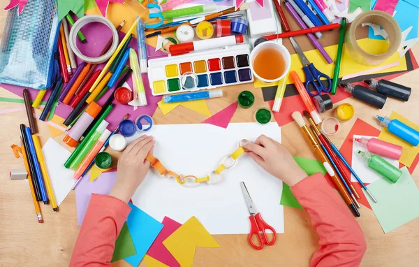 Enfant coupé applique vue du dessus. Poste de travail avec accessoires créatifs. Outils d'art plat pour la peinture . — Photo