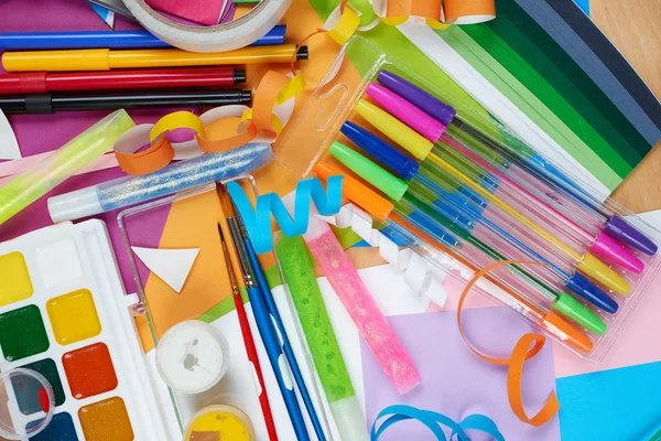 Üstten Görünüm sanat işyeri yaratıcı aksesuarlar ile. Boyama ve çizim için düz yatıyordu sanat araçları