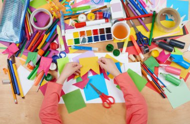 Çocuk aplike yukarıdan kesti. Sanat işyeri yaratıcı aksesuarlar ile. Resim için düz yatıyordu sanat araçları.