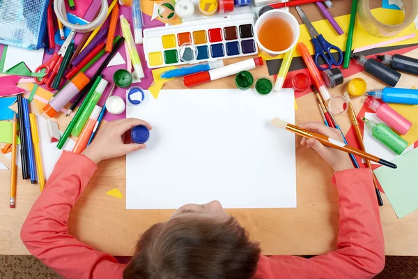 Bambino disegno vista dall'alto. Lavoro d'arte con accessori creativi. Strumenti di arte laica piatta per la pittura . — Foto Stock