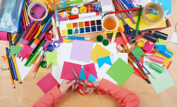 Criança corte applique vista superior. Trabalho de arte com acessórios criativos. Plana leigos ferramentas de arte para pintura . — Fotografia de Stock