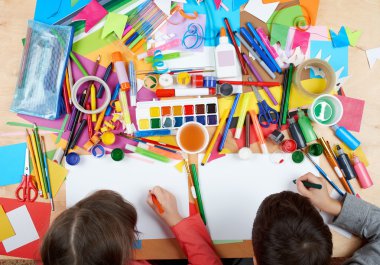 Üstten Görünüm çizim çocuk. Sanat işyeri yaratıcı aksesuarlar ile. Resim için düz yatıyordu sanat araçları.