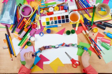 Çocuk aplike yukarıdan kesti. Sanat işyeri yaratıcı aksesuarlar ile. Resim için düz yatıyordu sanat araçları.