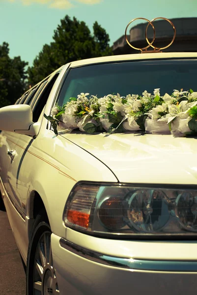 Lusso matrimonio limousine bianca in attesa di fronte a un palazzo — Foto Stock