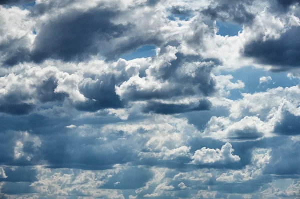 Langit gelap dengan latar belakang awan — Stok Foto