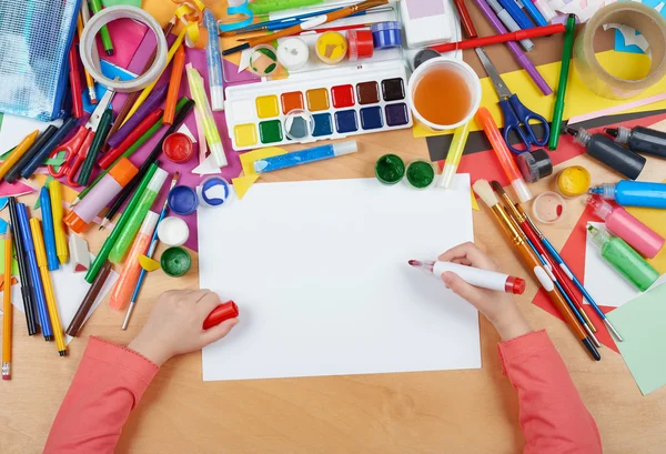 Kind tekening bovenaanzicht. De werkplek van de illustratie met creatieve accessoires. Plat lag kunst hulpmiddelen voor de spuiter. — Stockfoto