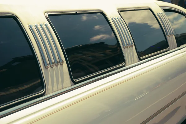 Beyaz düğün limuzin uzun yan görünümü ile pencere eşiği — Stok fotoğraf