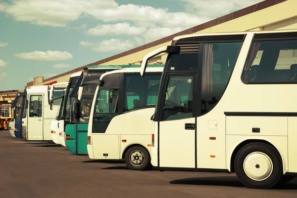 Autobus alla stazione degli autobus con cielo nuvoloso — Foto Stock