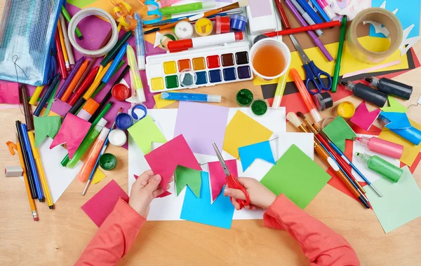 Kind knippen stoffen bovenaanzicht. De werkplek van de illustratie met creatieve accessoires. Plat lag kunst hulpmiddelen voor de spuiter. — Stockfoto