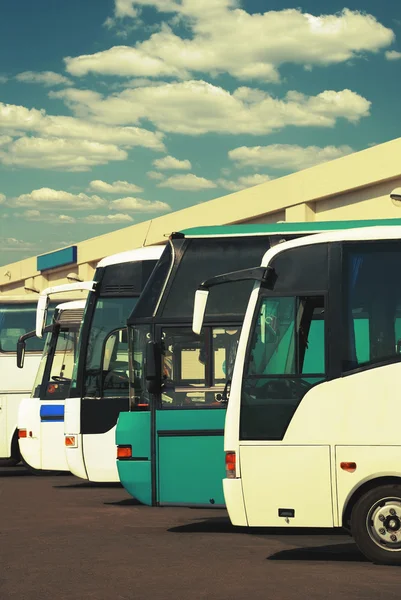 Bussar på busstationen med mulen himmel — Stockfoto