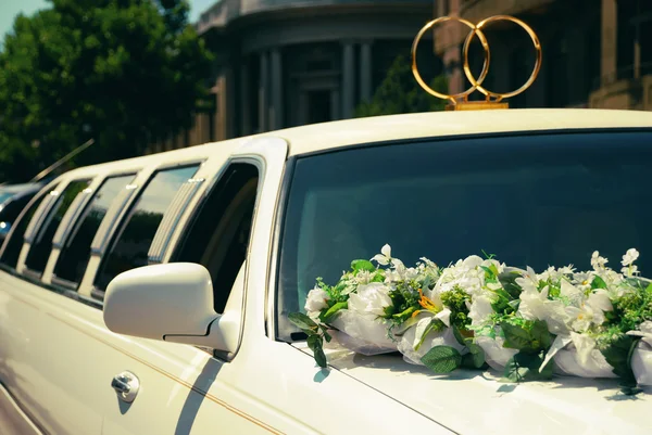 Witte bruiloft limousine versierd met bloemen — Stockfoto