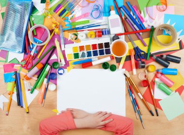 Üstten Görünüm çizim çocuk. Sanat işyeri yaratıcı aksesuarlar ile. Resim için düz yatıyordu sanat araçları.