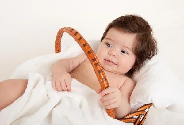 Retrato de bebé en cesta con toalla blanca — Foto de Stock