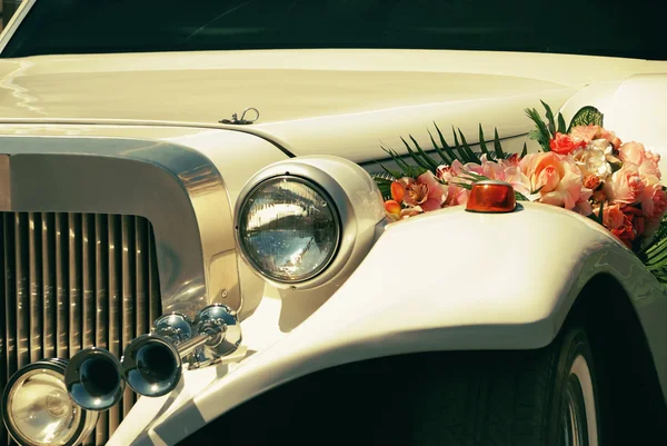用鲜花装饰的白色婚礼豪华轿车 — 图库照片