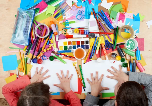 Dessin d'enfant vue du dessus. Poste de travail avec accessoires créatifs. Outils d'art plat pour la peinture . — Photo