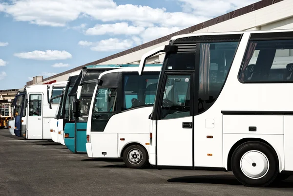 Busse am Busbahnhof bei bewölktem Himmel — Stockfoto