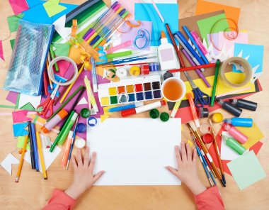 Картина, постер, плакат, фотообои "ребёнок рисует вид сверху. рабочее место с творческими аксессуарами. плоские инструменты для рисования
.", артикул 104015220