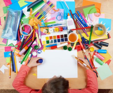 Üstten Görünüm çizim çocuk. Sanat işyeri yaratıcı aksesuarlar ile. Resim için düz yatıyordu sanat araçları.