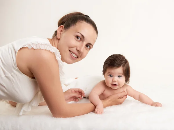 Retrato da mãe e do bebê no branco, família da saúde e conceito do cuidado — Fotografia de Stock