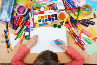Üstten Görünüm çizim çocuk. Sanat işyeri yaratıcı aksesuarlar ile. Resim için düz yatıyordu sanat araçları.
