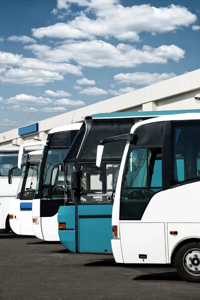 Busse am Busbahnhof bei bewölktem Himmel — Stockfoto