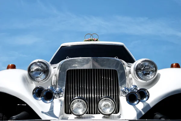 Limousine de mariage blanche décorée de fleurs — Photo