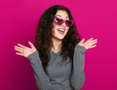 güzel kız glamour portre Pembe Kalp şekli güneş gözlüklü, uzun kıvırcık saç üzerinde