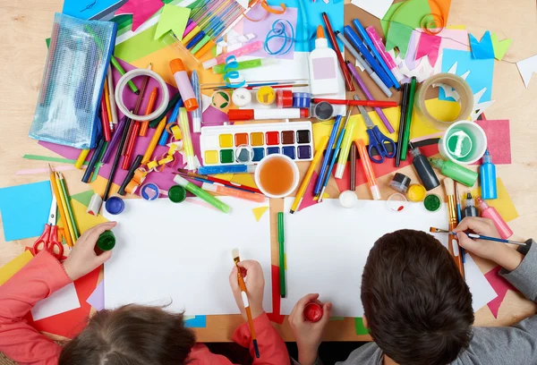 Üstten Görünüm çizim çocuk. Sanat işyeri yaratıcı aksesuarlar ile. Resim için düz yatıyordu sanat araçları.