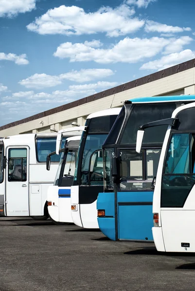 Автобуси на автовокзалі з хмарним небом — стокове фото