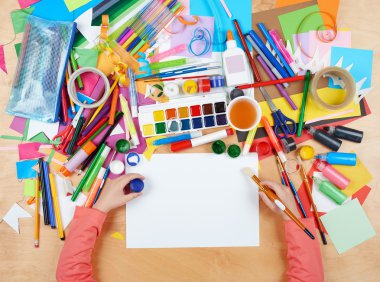 Üstten Görünüm çizim çocuk. Sanat işyeri yaratıcı aksesuarlar ile. Resim için düz yatıyordu sanat araçları.