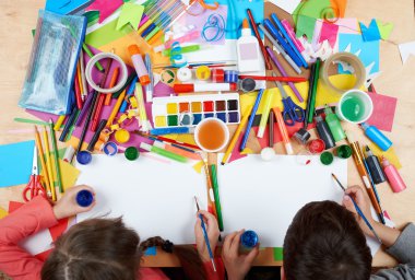Üstten Görünüm çizim çocuk. Sanat işyeri yaratıcı aksesuarlar ile. Resim için düz yatıyordu sanat araçları.