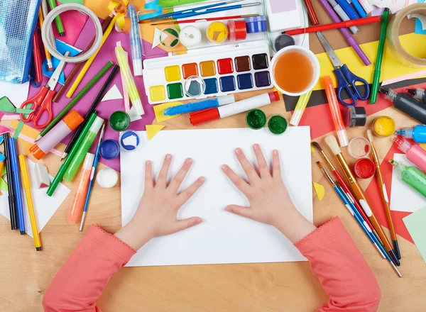 Bambino disegno vista dall'alto. Lavoro d'arte con accessori creativi. Strumenti di arte laica piatta per la pittura . — Foto Stock
