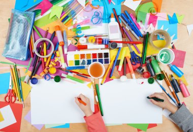 Üstten Görünüm çizim çocuk. Sanat işyeri yaratıcı aksesuarlar ile. Resim için düz yatıyordu sanat araçları.