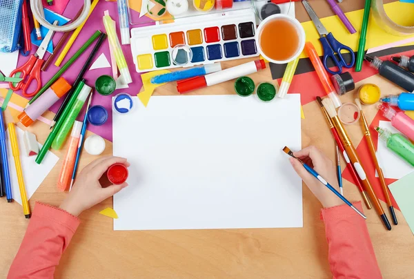 Üstten Görünüm çizim çocuk. Sanat işyeri yaratıcı aksesuarlar ile. Resim için düz yatıyordu sanat araçları.