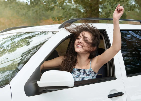 Chica conductor dentro de coche divertirse, mirar a la distancia, tiene emociones y olas, temporada de verano — Foto de Stock