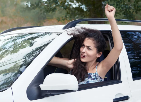 Chica enojada conductor dentro del coche, mirar a la distancia, tiene emociones y olas, temporada de verano — Foto de Stock