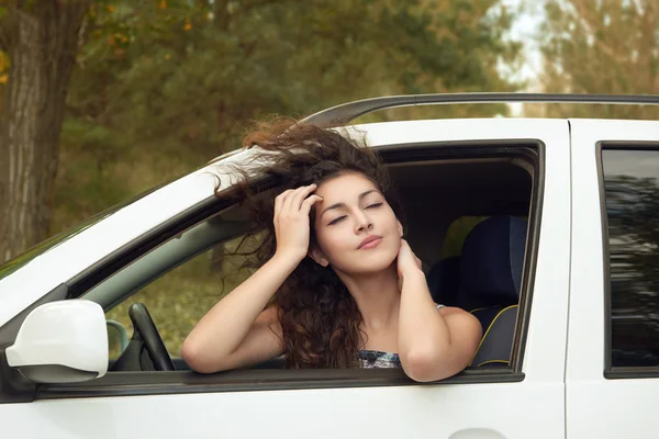 Chica conductora dentro de coche retrato, ojos cerrados y soñando, temporada de verano — Foto de Stock